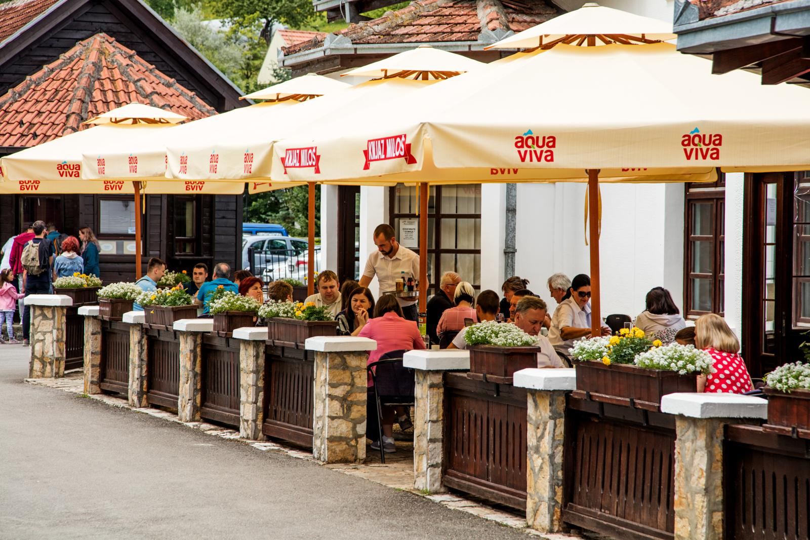 Тераса ресторана са гостима